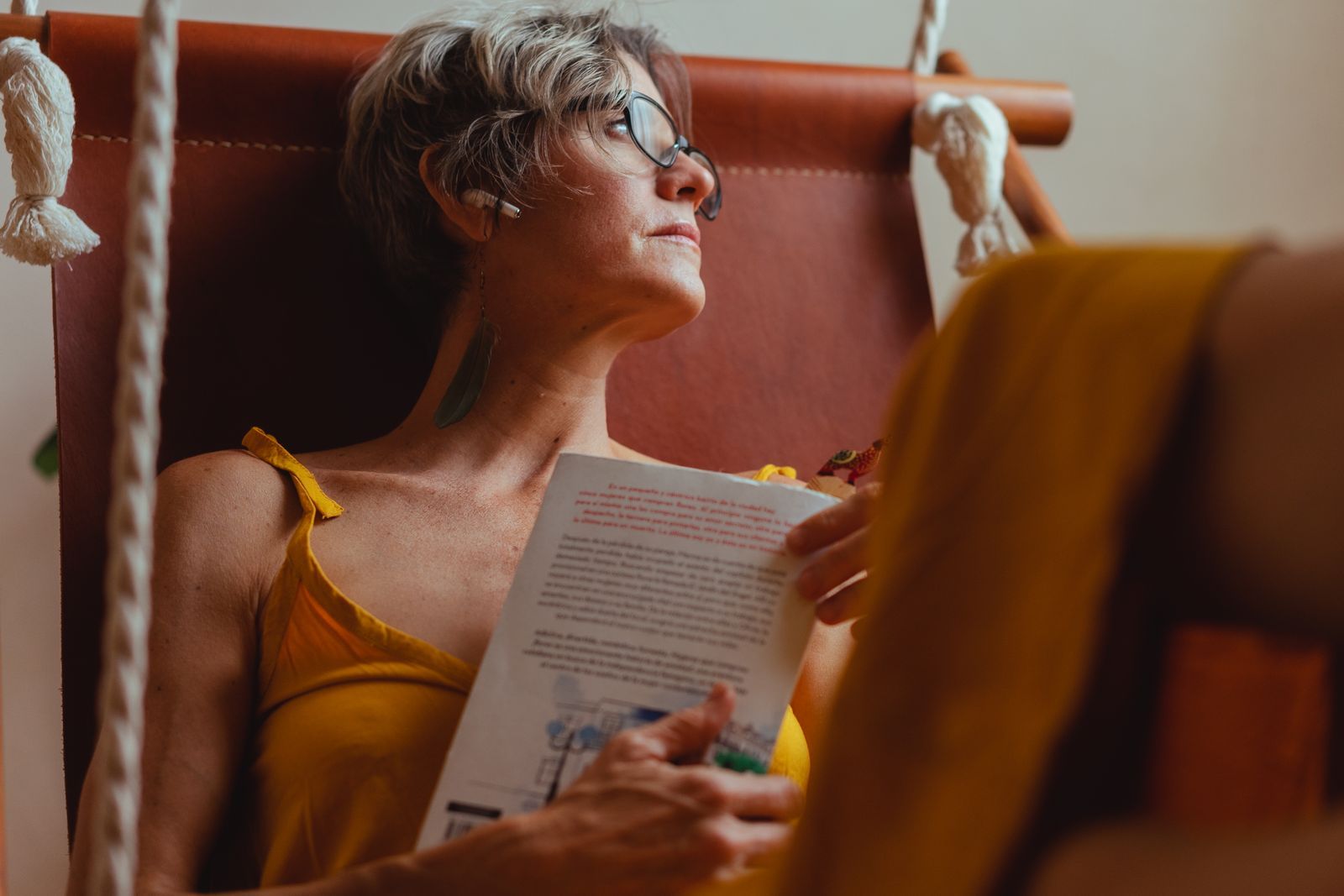 Mujer madura leyendo, relajada en una butaca
